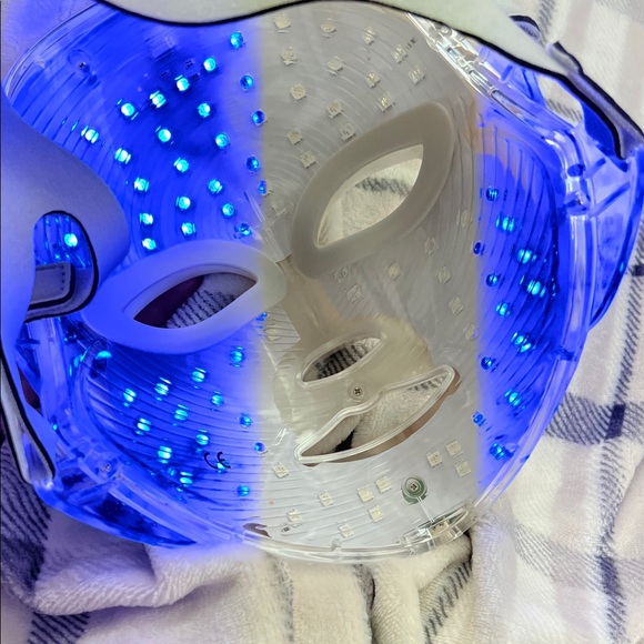 White LED Facial Mask - Picture 7 of 7